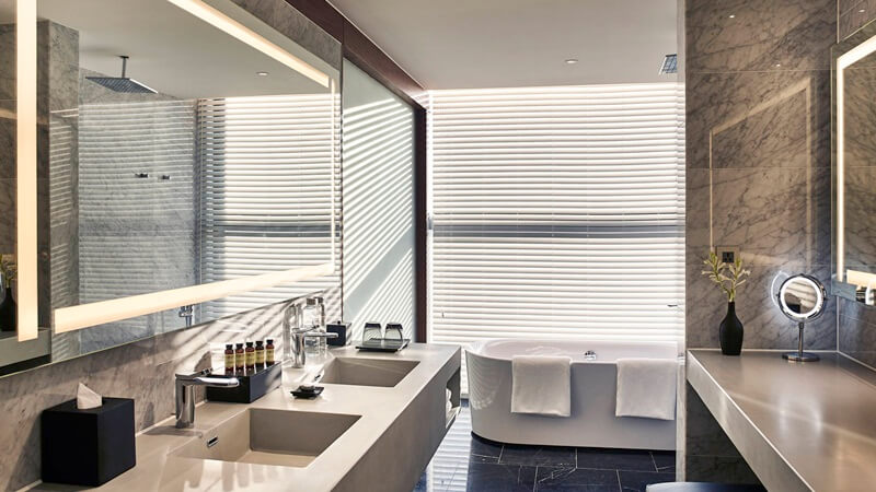 Deluxe King Suite with Lounge Access