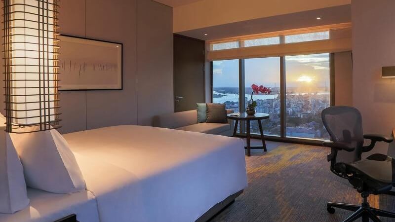 Premier Corner 1 King Bed