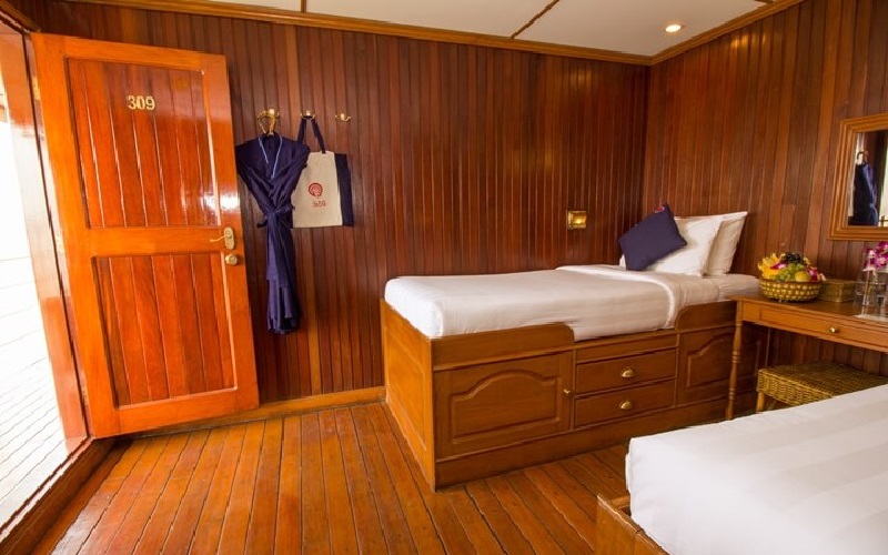 Main deck cabin